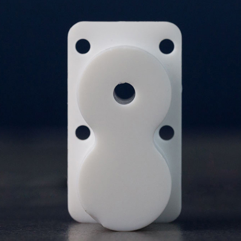 CNC töötleb plastist prototüüpi